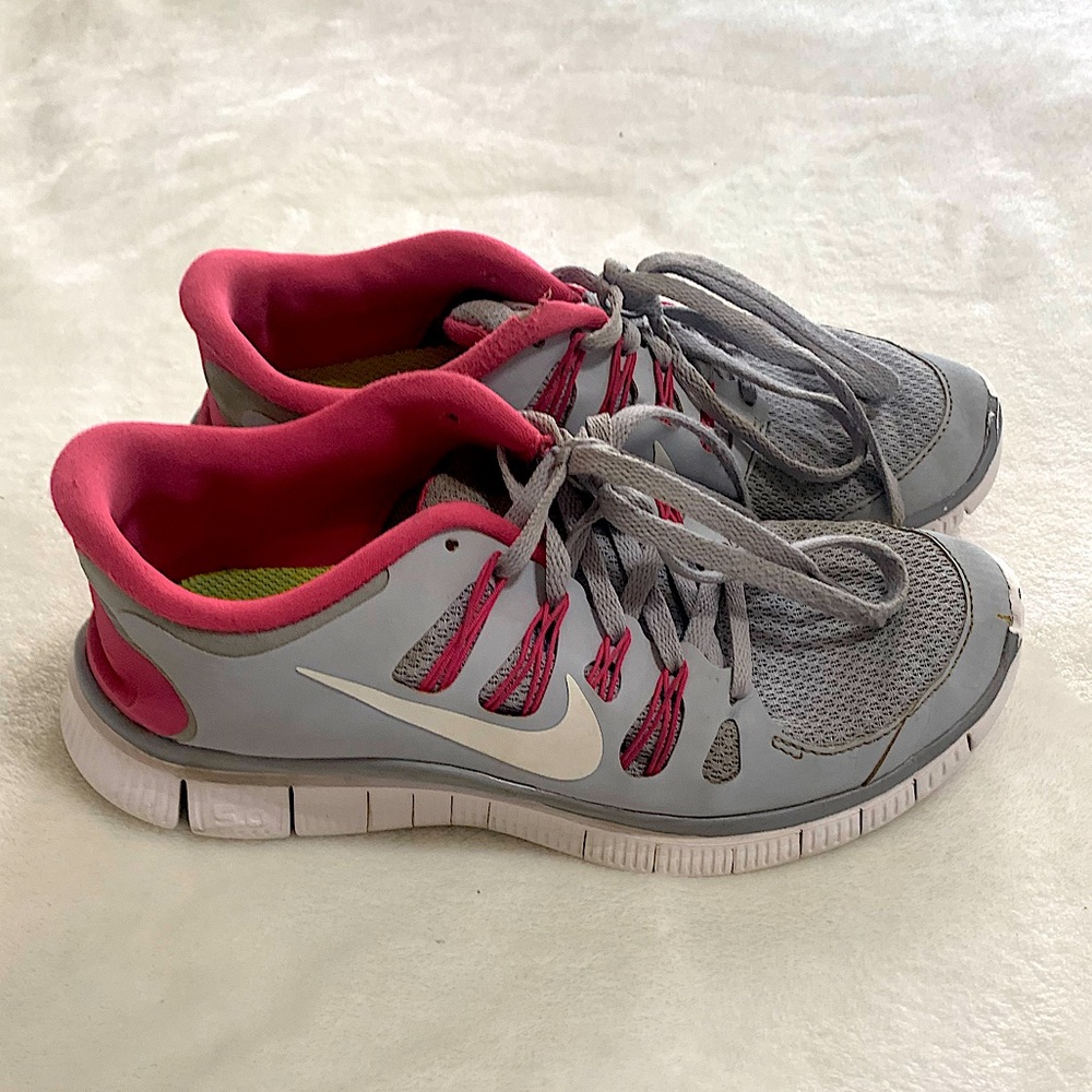 Nike Women’s Free Run Flyknit Tennis Shoes Grey